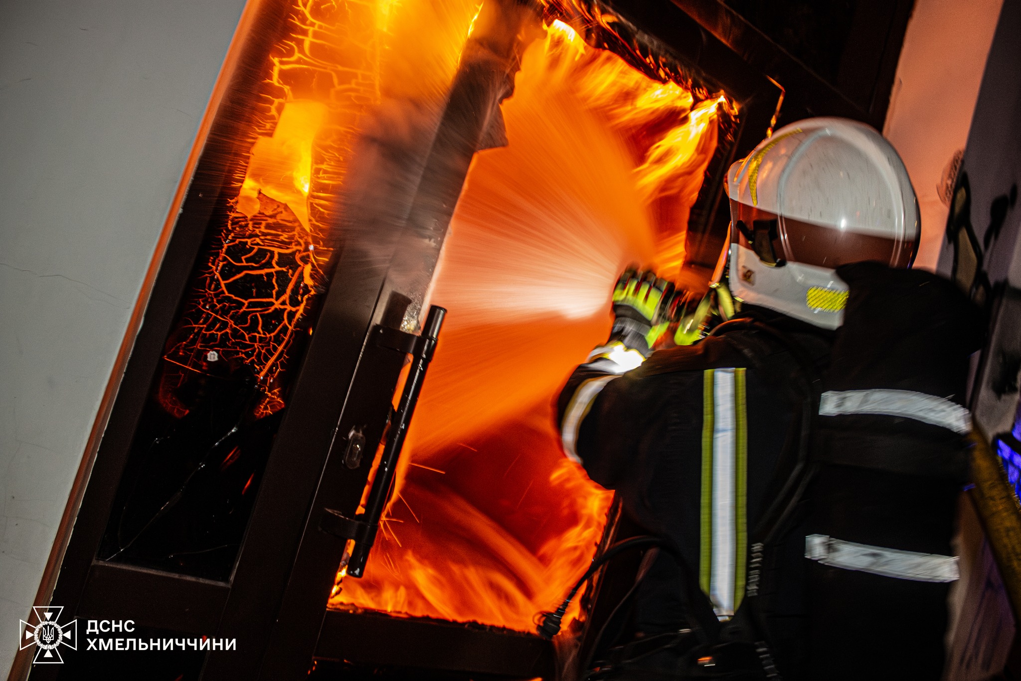 Новини Хмельницького - фото з На Проскурівській горіла будівля колишнього музичного коледжу (ВІДЕО) На зображенні може бути: вогонь та текст