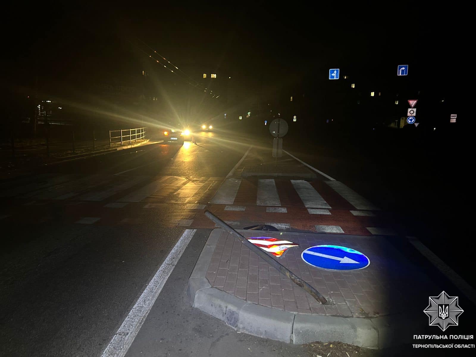 На зображенні може бути: освітлення, дорога та текст