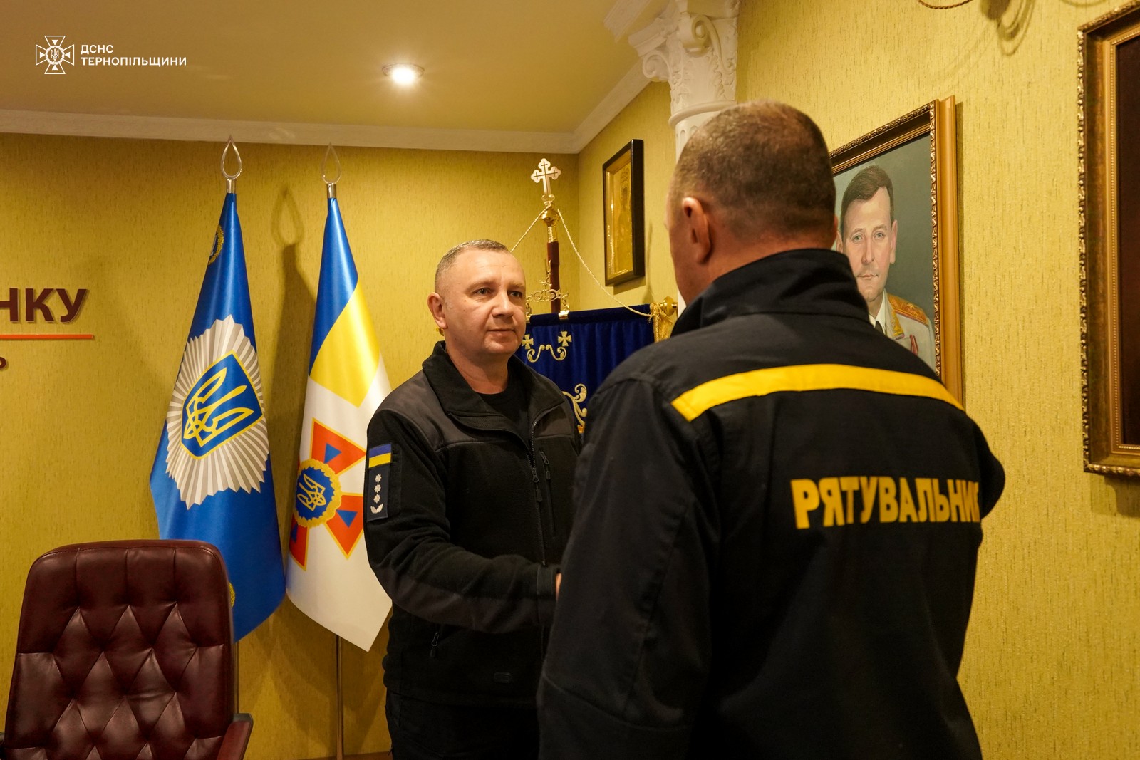 Новини Тернополя - фото з Рятувальники з Тернопільщини отримали нагороди від Президента «За оборону України» На зображенні може бути: 2 людини та текст