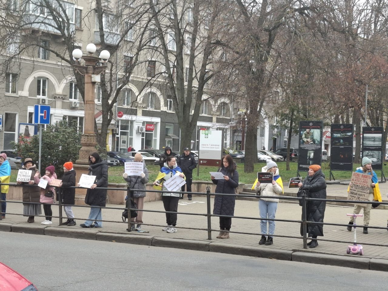 Новини Тернополя - фото з Дайте можливість звільнитися після 36 місяців служби! У Тернополі рідні військових вийшли на пікет