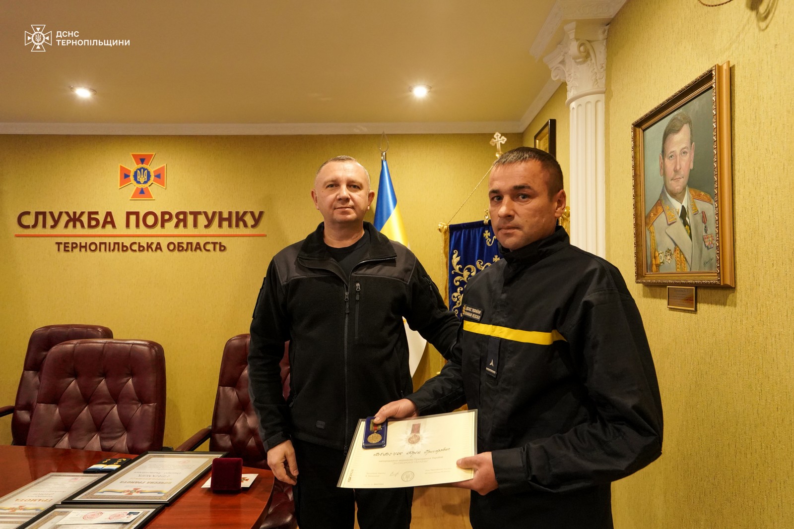 Новини Тернополя - фото з Рятувальники з Тернопільщини отримали нагороди від Президента «За оборону України» На зображенні може бути: 3 людини та текст