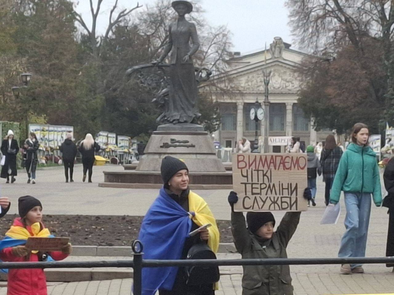 Новини Тернополя - фото з Дайте можливість звільнитися після 36 місяців служби! У Тернополі рідні військових вийшли на пікет