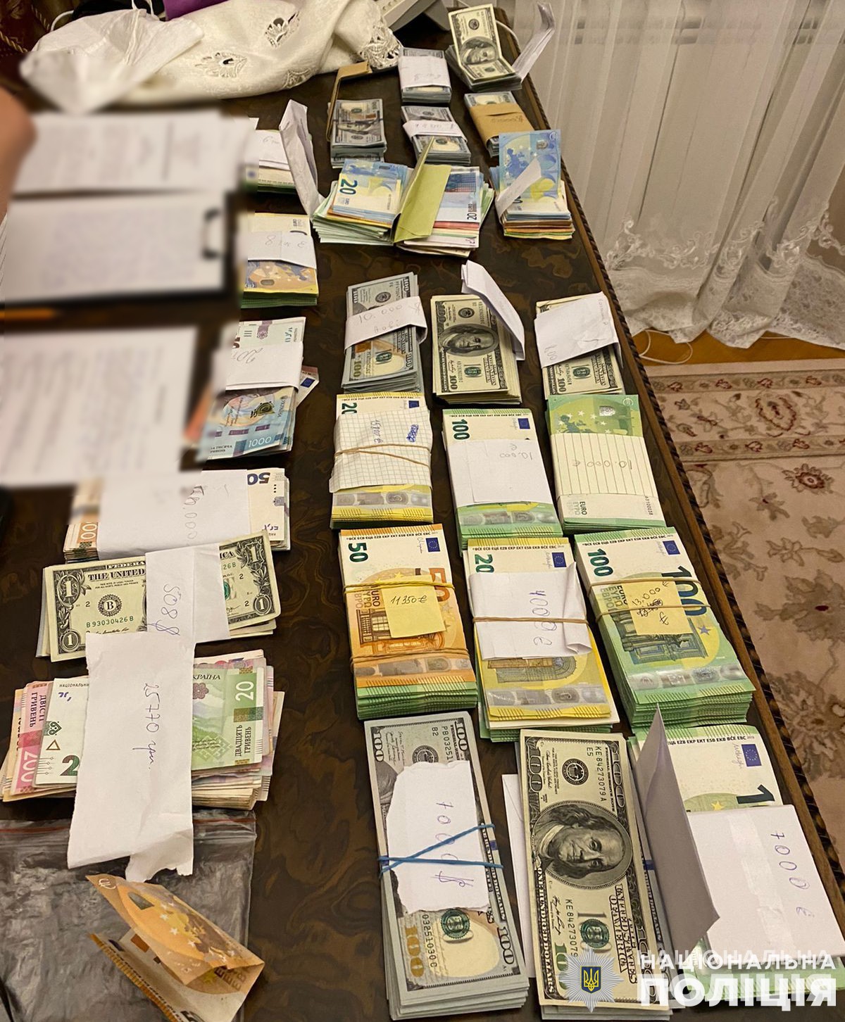 Поліцейські викрили на хабарі головного лікаря однієї з обласних лікарень Тернополя