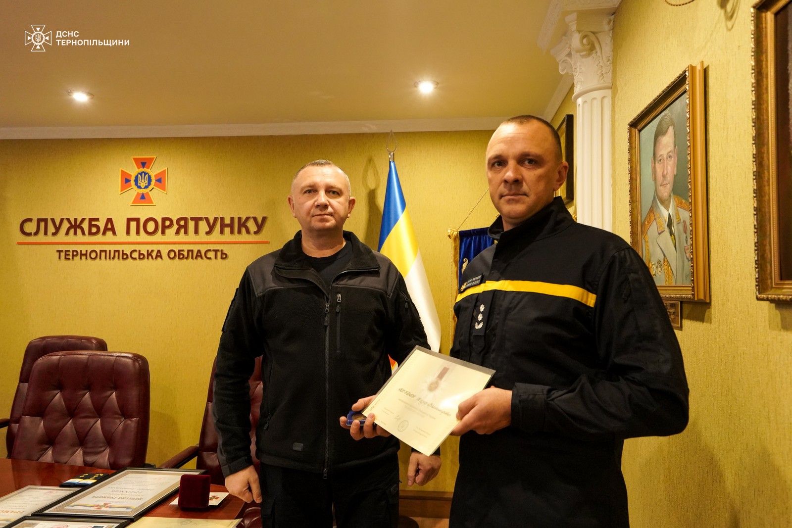 Новини Тернополя - фото з Рятувальники з Тернопільщини отримали нагороди від Президента «За оборону України» На зображенні може бути: 2 людини та текст
