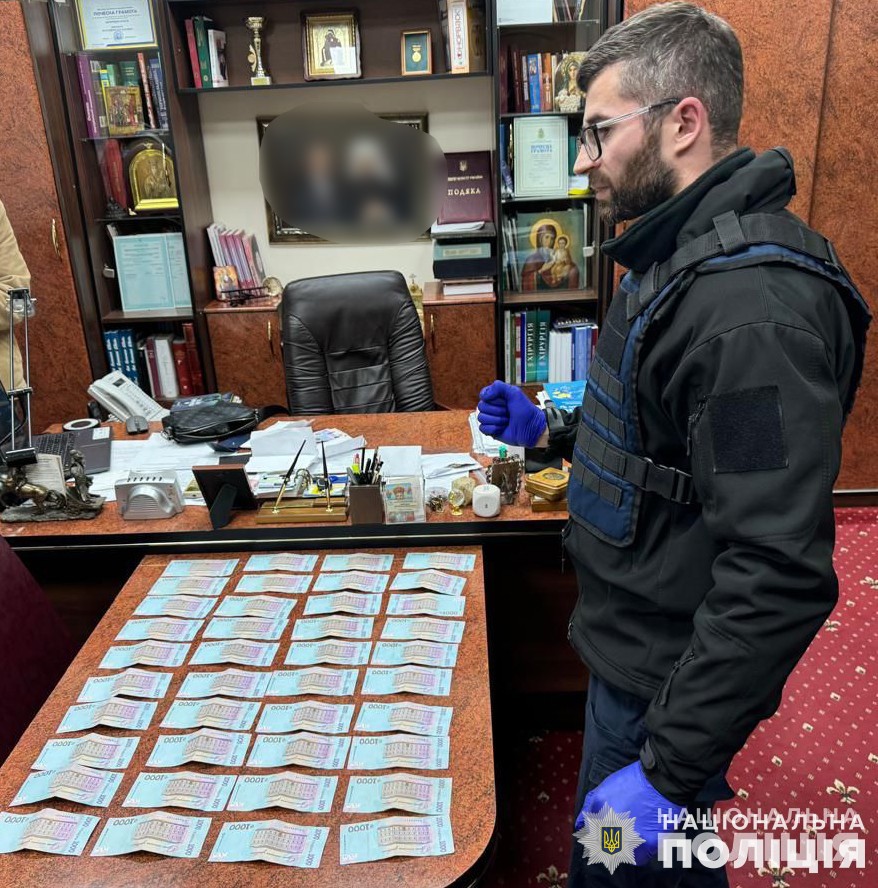 Поліцейські викрили на хабарі головного лікаря однієї з обласних лікарень Тернополя
