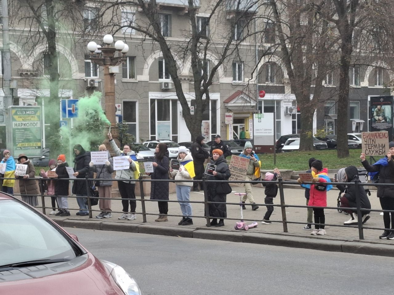 Новини Тернополя - фото з Дайте можливість звільнитися після 36 місяців служби! У Тернополі рідні військових вийшли на пікет