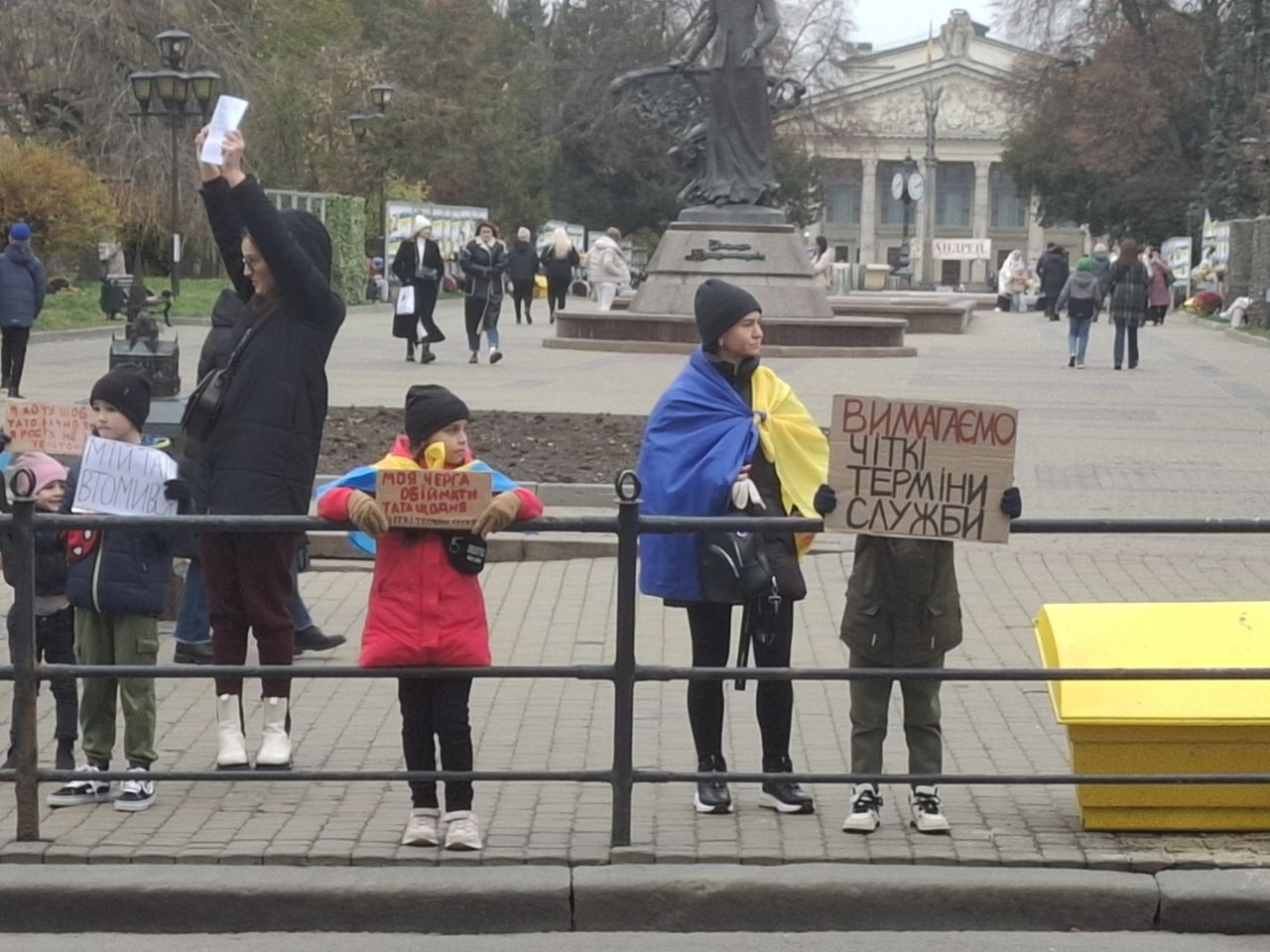 Новини Тернополя - фото з Дайте можливість звільнитися після 36 місяців служби! У Тернополі рідні військових вийшли на пікет