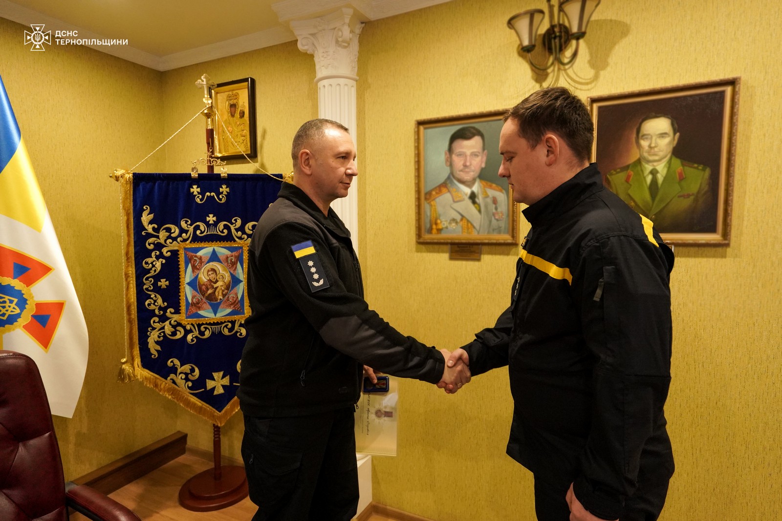 Новини Тернополя - фото з Рятувальники з Тернопільщини отримали нагороди від Президента «За оборону України» На зображенні може бути: 3 людини та текст