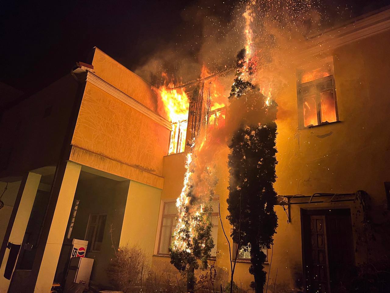 Новини Хмельницького - фото з Ресторан «Реберня» горів у Камʼянці-Подільському (ВІДЕО) На зображенні може бути: вогонь