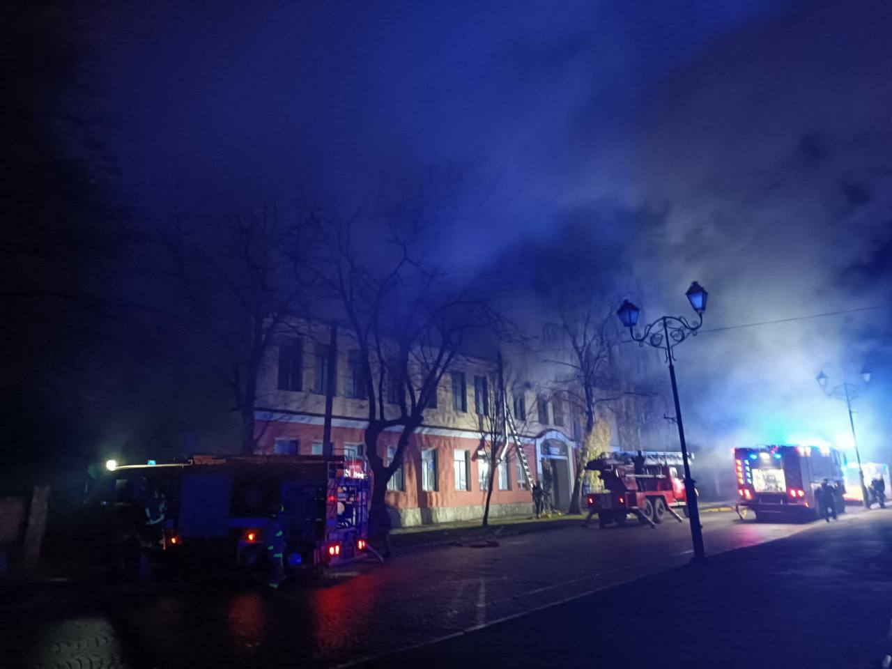 Новини Хмельницького - фото з Ресторан «Реберня» горів у Камʼянці-Подільському (ВІДЕО) На зображенні може бути: 1 особа, швидка допомога, вогонь та текст