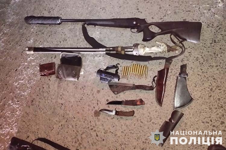 Новини Тернополя - фото з Чоловікам, які перевозили впольованих кабанів, інкримінують ще й незаконне полювання чоловікам, які перевозили туші кабанів, слідчі поліції інкримінують ще й незаконне полювання