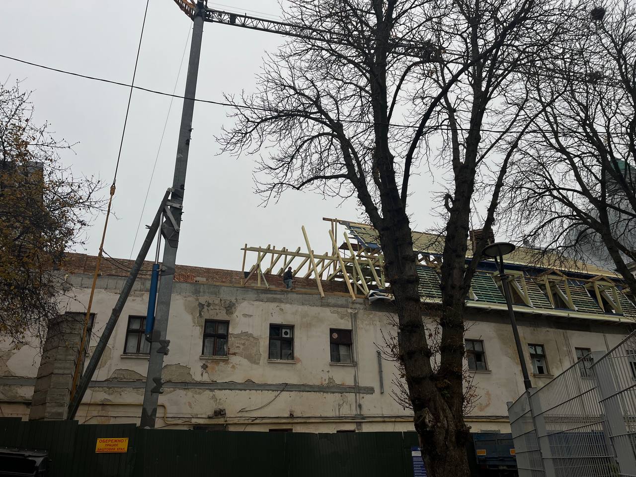 Новини Тернополя - фото з Протести стихли, а реставрація триває: на монастирі біля Катедри добудовують мансардний поверх