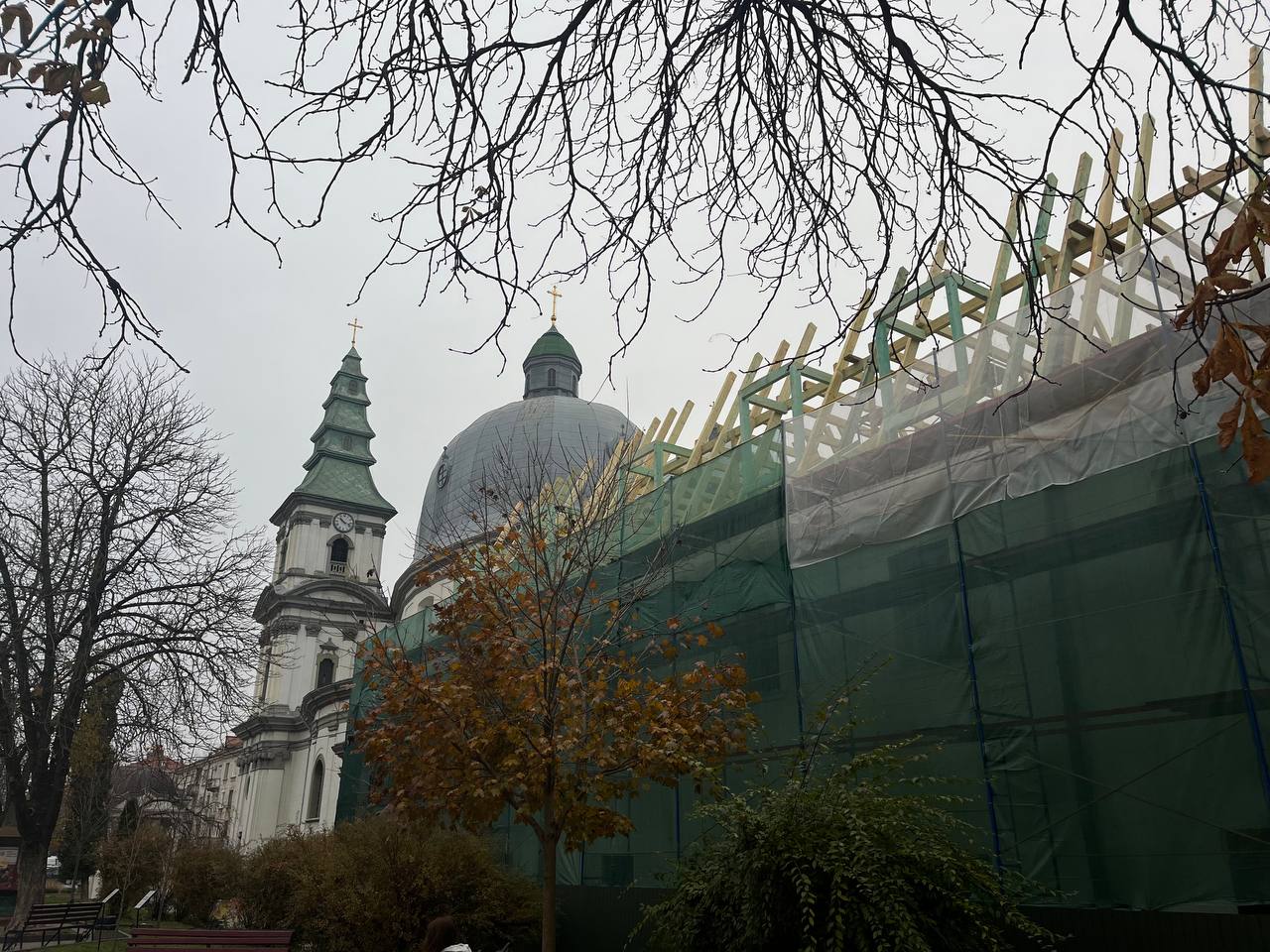 Новини Тернополя - фото з Протести стихли, а реставрація триває: на монастирі біля Катедри добудовують мансардний поверх
