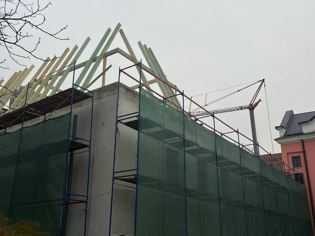 Новини Тернополя - фото з Протести стихли, а реставрація триває: на монастирі біля Катедри добудовують мансардний поверх