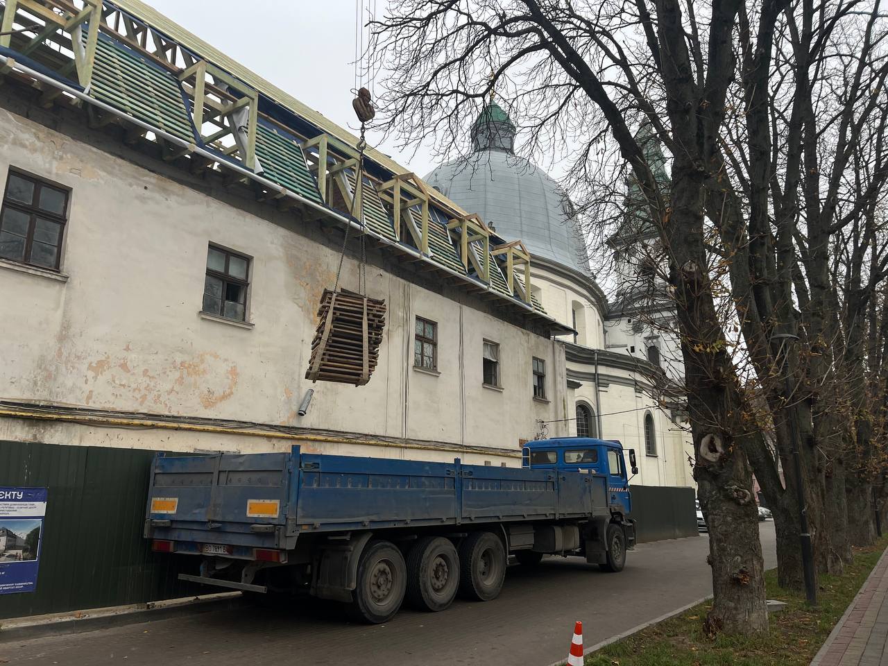 Новини Тернополя - фото з Протести стихли, а реставрація триває: на монастирі біля Катедри добудовують мансардний поверх