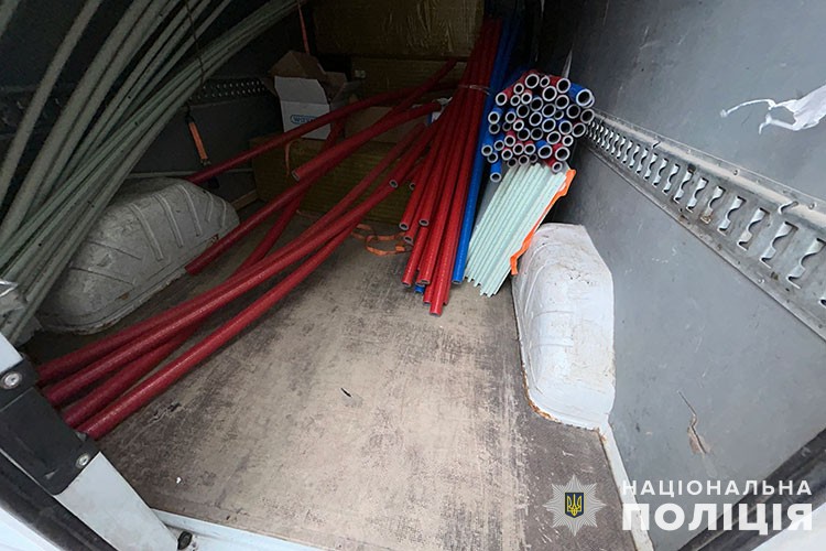 Новини Тернополя - фото з Поліція затримала тернополянина, який викрадав речі з незамкнених авто на «Дружбі» та в «Центрі» оперативники поліції викрили жителя тернополя у вчиненні серії крадіжок