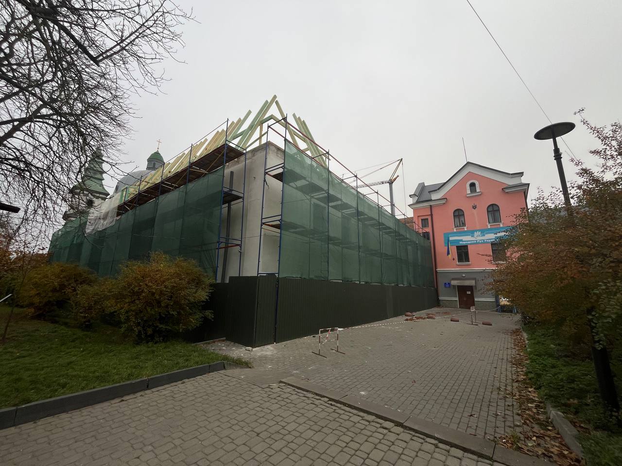 Новини Тернополя - фото з Протести стихли, а реставрація триває: на монастирі біля Катедри добудовують мансардний поверх