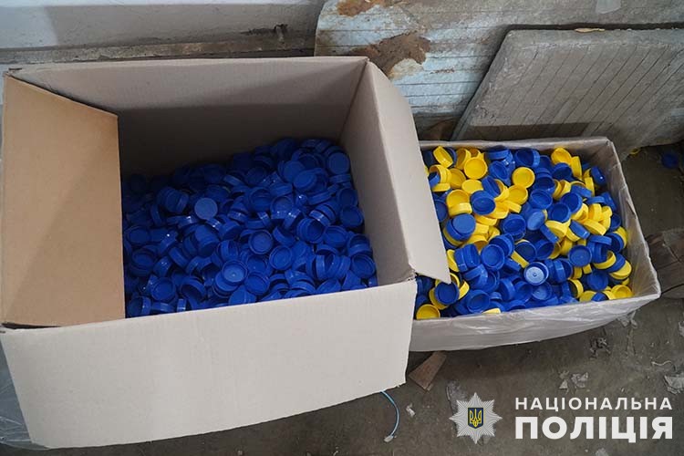 Новини Тернополя - фото з Спирт у пляшках з надписами «дистильована вода»: як покарав суд двох мешканців Тернопільщини на тернопільщині двоє торговців сурогатом сплатять понад 200 тис грн штрафу