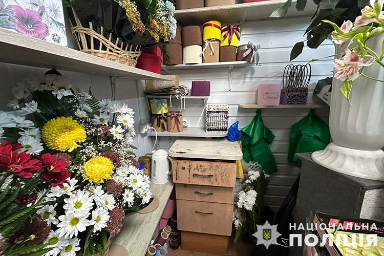Новини Тернополя - фото з Обікрали квітковий кіоск на 25 тис. гривень: двох неповнолітніх підозрюють у злочині у тернополі поліцейські встановили осіб, причетних до крадіжки грошей із квіткового кіоску