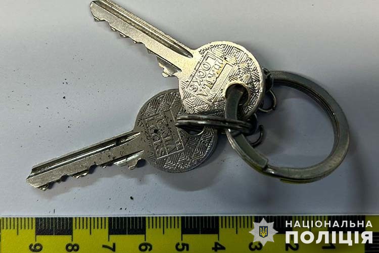 Новини Тернополя - фото з Обікрали квітковий кіоск на 25 тис. гривень: двох неповнолітніх підозрюють у злочині у тернополі поліцейські встановили осіб, причетних до крадіжки грошей із квіткового кіоску