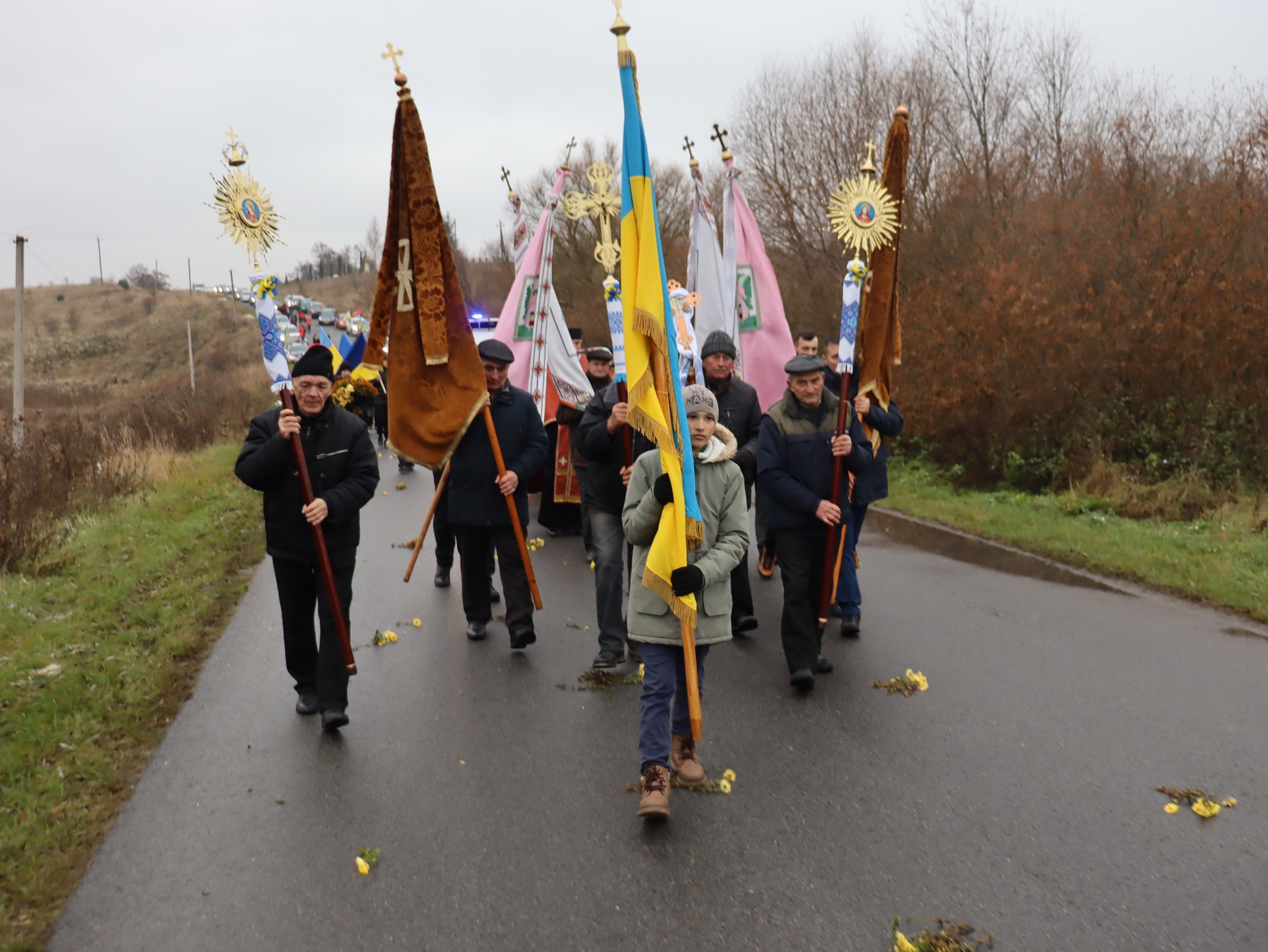 Новини Тернополя - фото з У Байковецьку громаду «на щиті» повернувся Герой Андрій Скочило На зображенні може бути: 6 людей