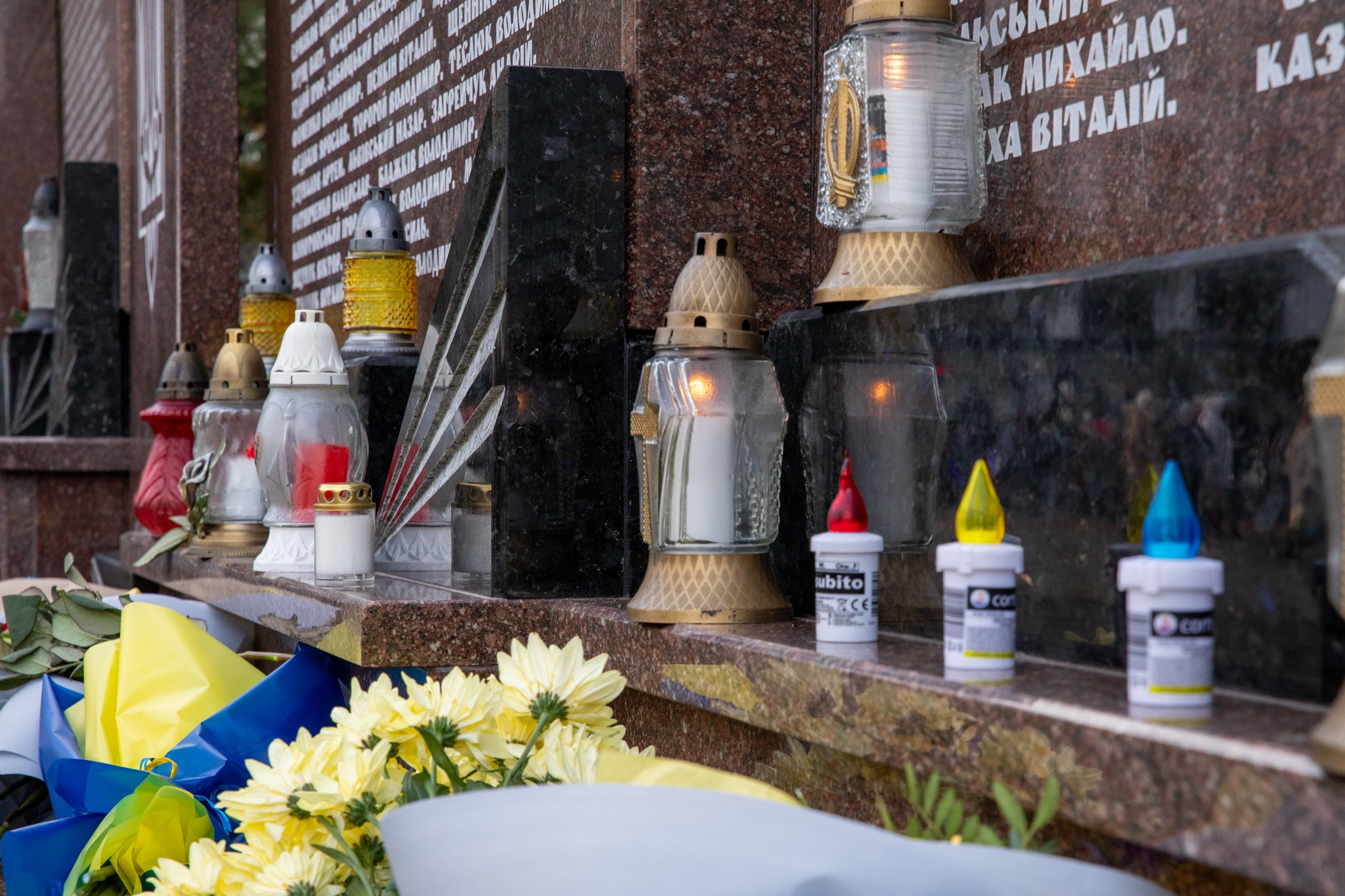 Новини Тернополя - фото з У 1000-ий день війни тернополяни вшанували Героїв, які загинули за волю України На зображенні може бути: текст