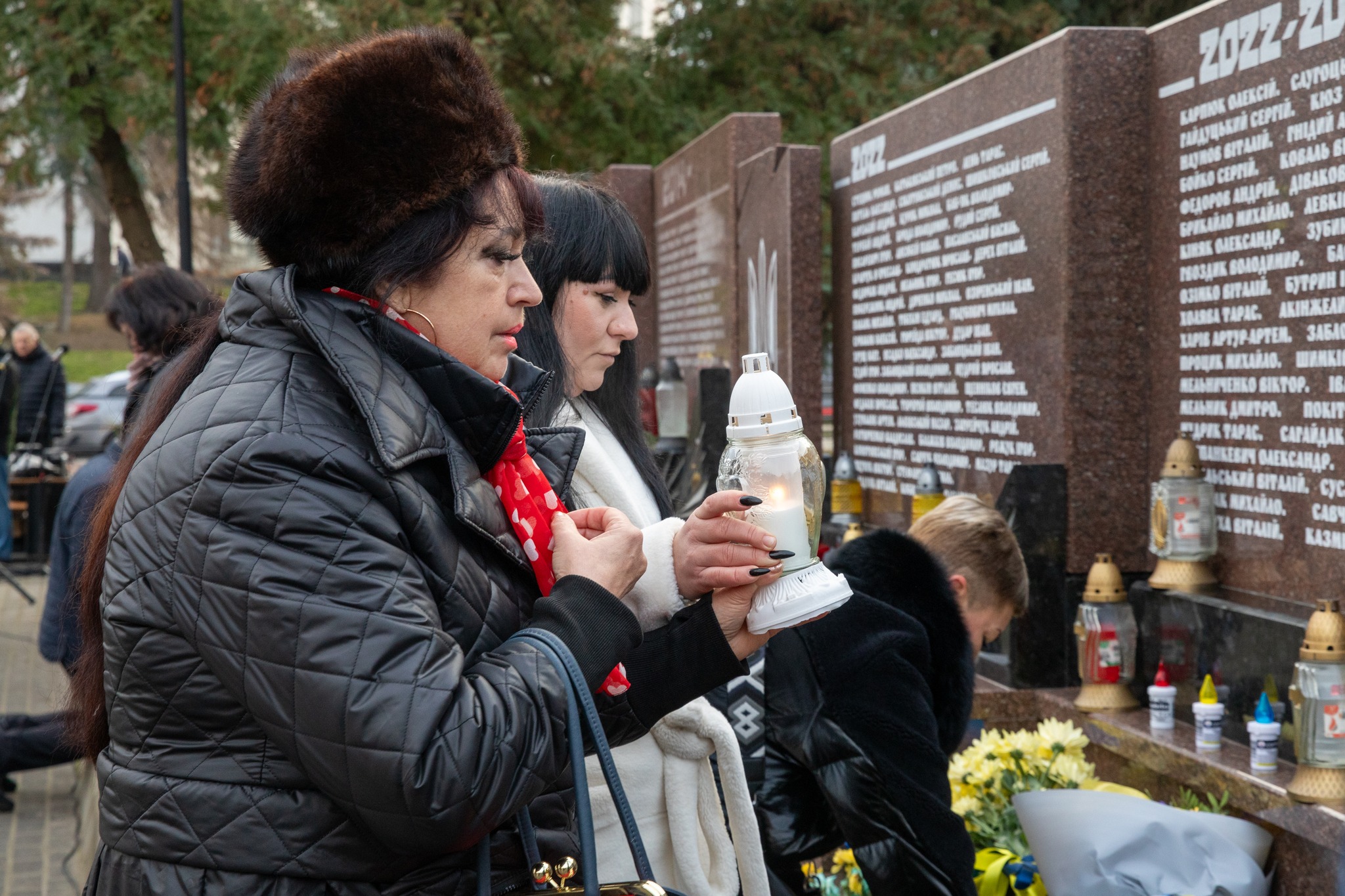 Новини Тернополя - фото з У 1000-ий день війни тернополяни вшанували Героїв, які загинули за волю України На зображенні може бути: 3 людини та текст