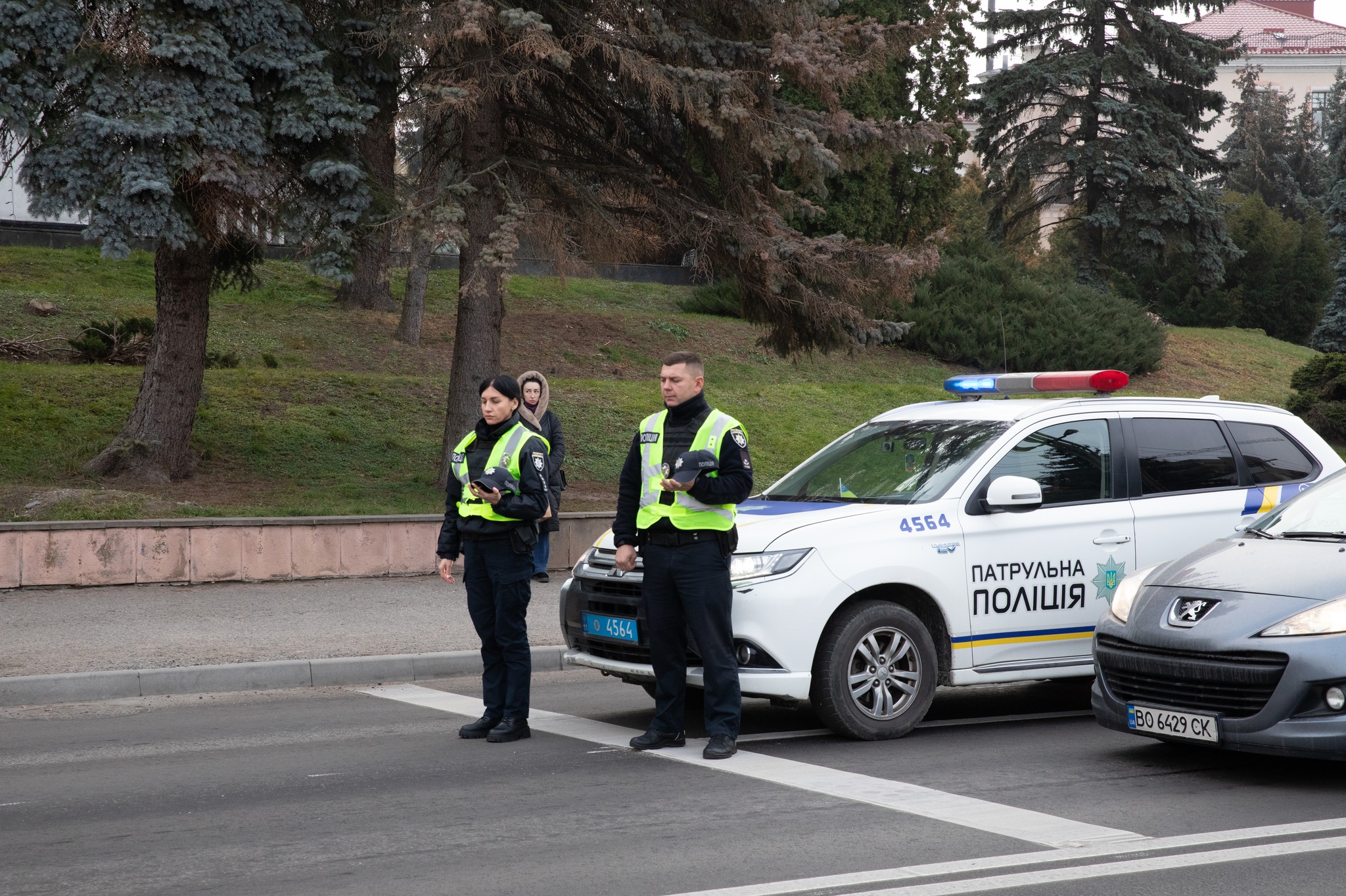 Новини Тернополя - фото з У 1000-ий день війни тернополяни вшанували Героїв, які загинули за волю України На зображенні може бути: 2 людини, автомобіль, швидка допомога, дорога та текст