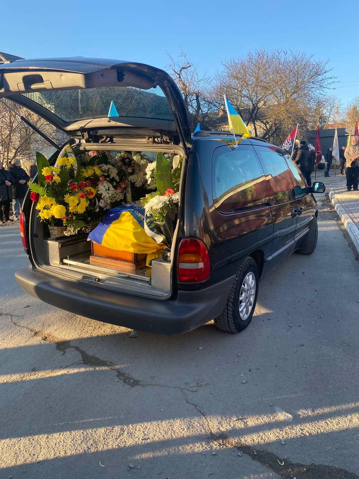 На зображенні може бути: 7 людей, фургон та квітка