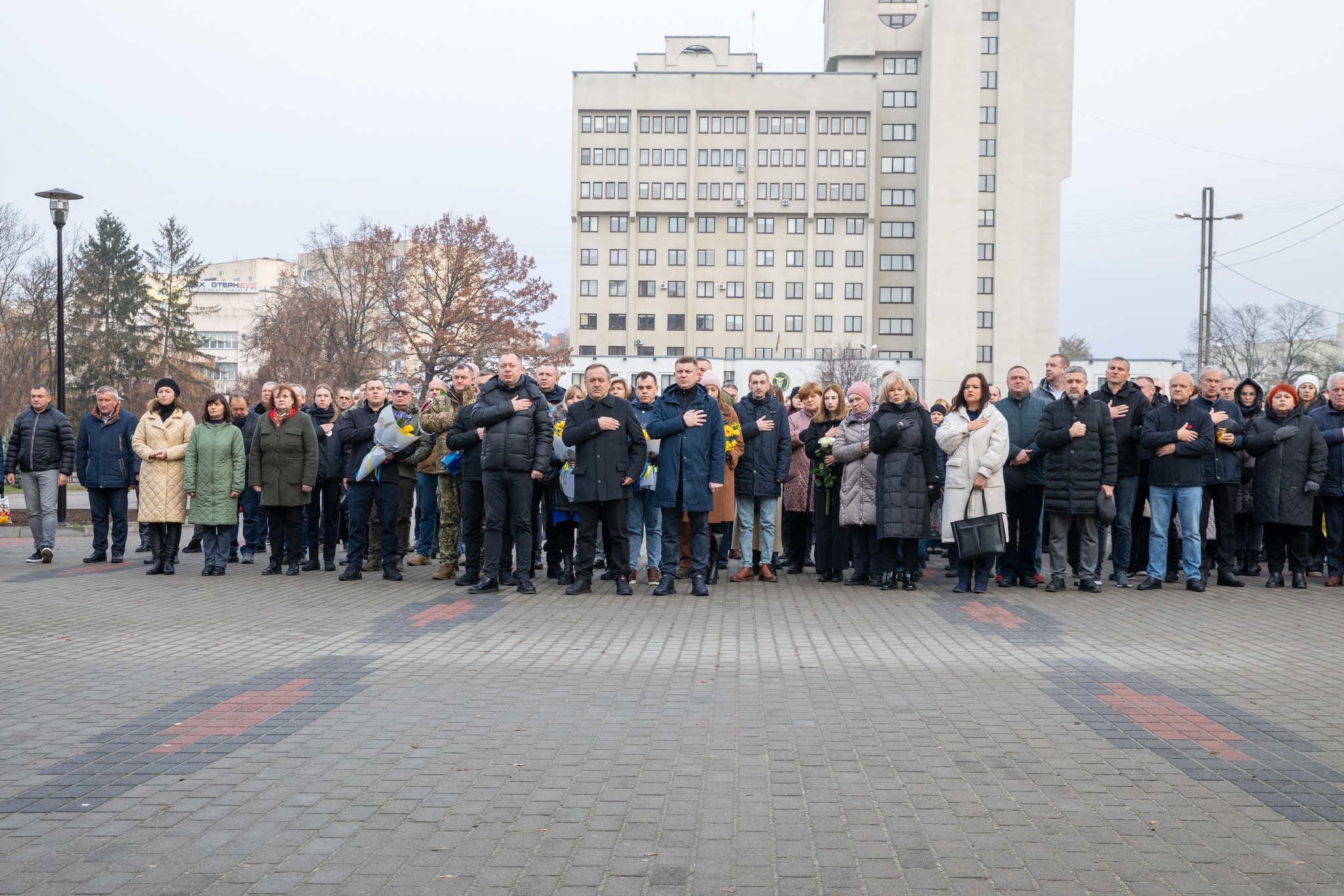 Новини Тернополя - фото з У 1000-ий день війни тернополяни вшанували Героїв, які загинули за волю України На зображенні може бути: 12 людей та текст