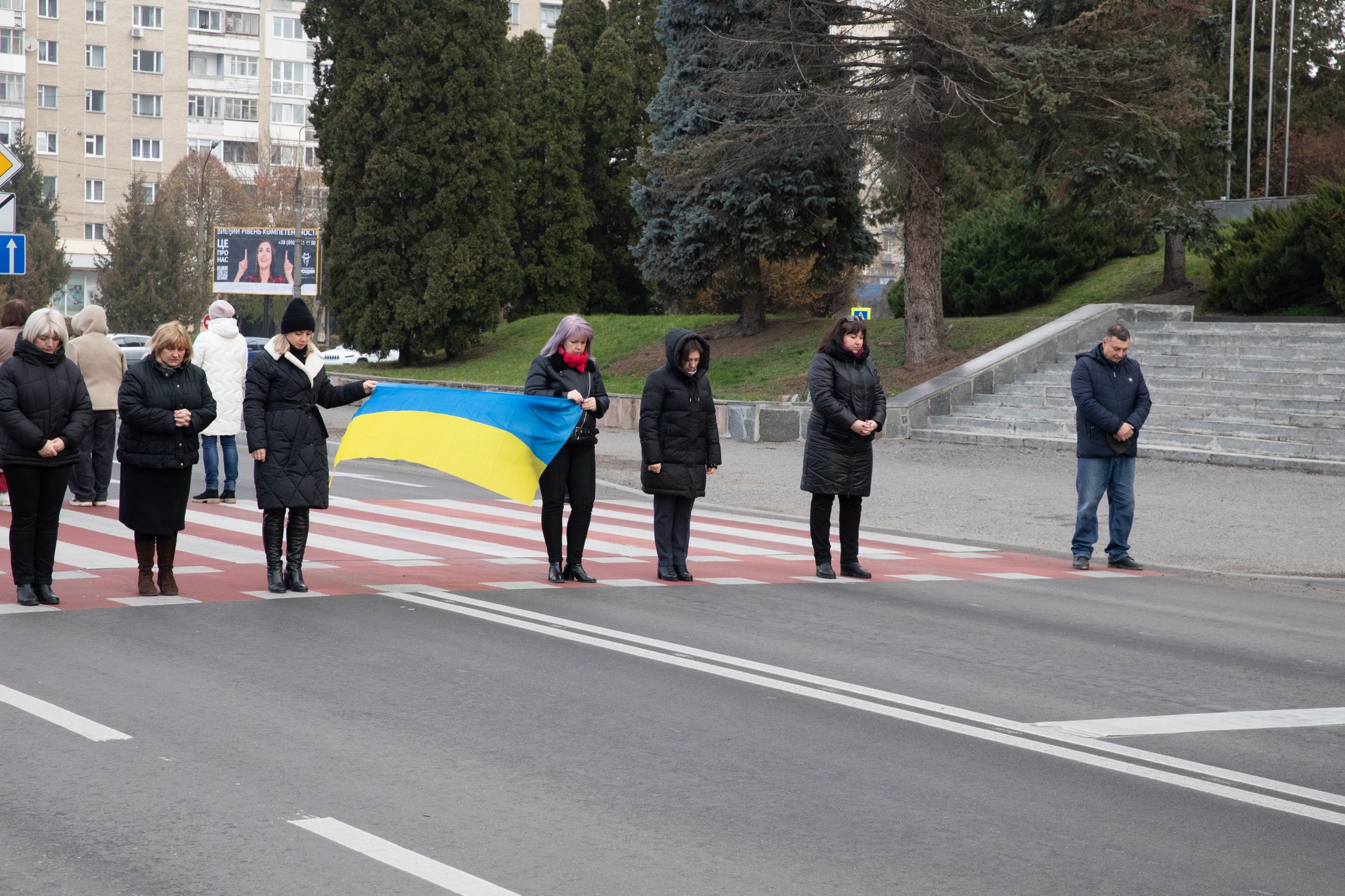 Новини Тернополя - фото з У 1000-ий день війни тернополяни вшанували Героїв, які загинули за волю України На зображенні може бути: 9 людей, Бранденбурзькі ворота та текст