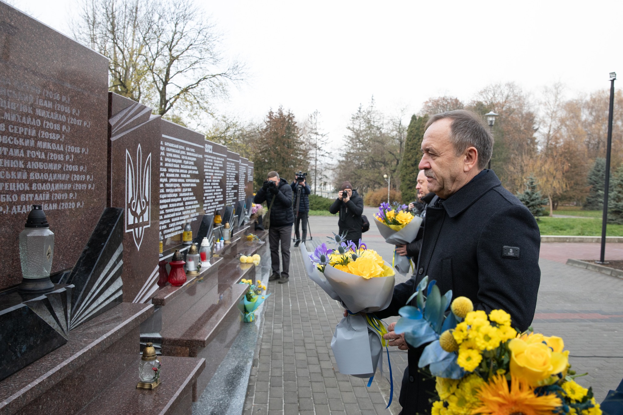Новини Тернополя - фото з У 1000-ий день війни тернополяни вшанували Героїв, які загинули за волю України На зображенні може бути: 4 людини та текст