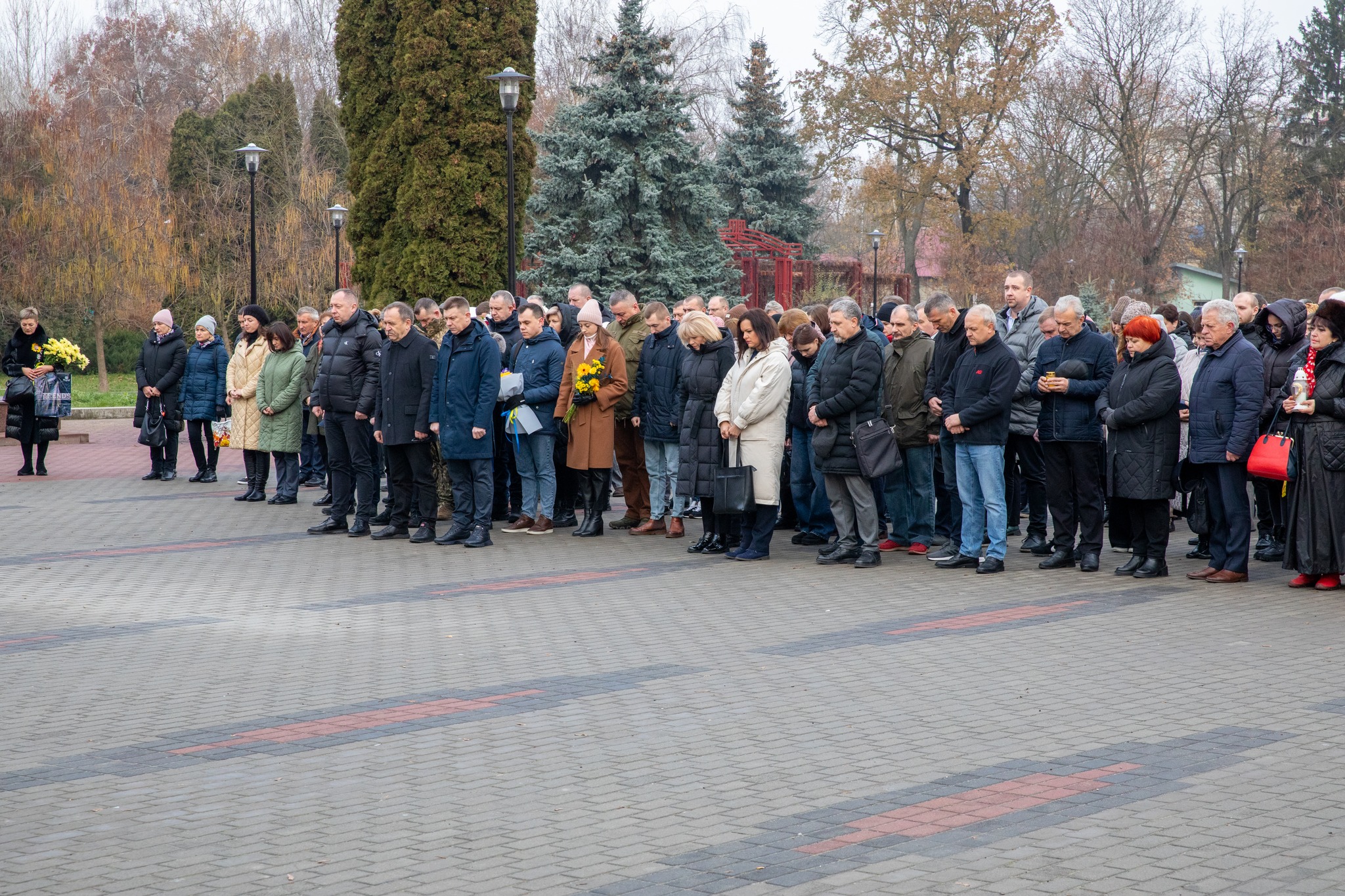 Новини Тернополя - фото з У 1000-ий день війни тернополяни вшанували Героїв, які загинули за волю України На зображенні може бути: 8 людей, Бранденбурзькі ворота та натовп