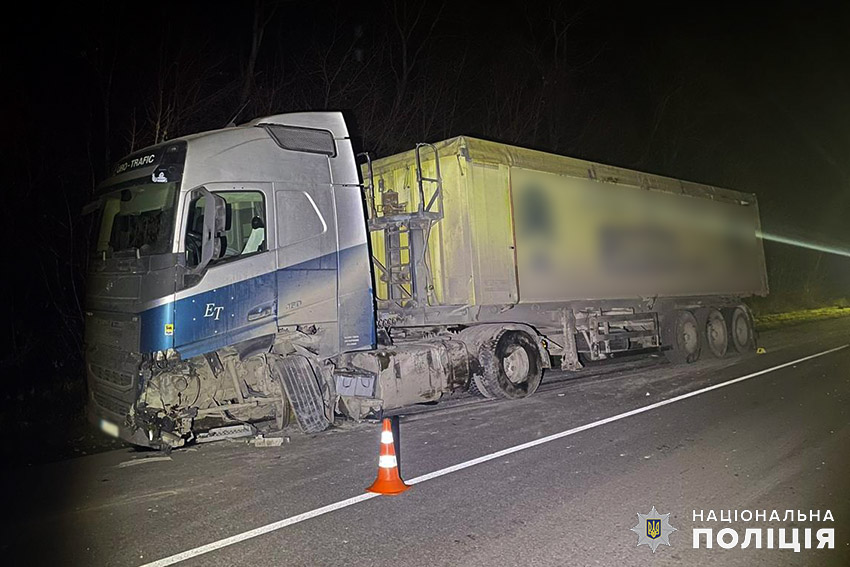 Новини Хмельницького - фото з Зіткнення BMW і DAF на Хмельниччині: постраждав чоловік На зображенні може бути: дорога та текст «ЕТ 120 色た R055A НАЦИОНАЛЬНА полцИЯ»