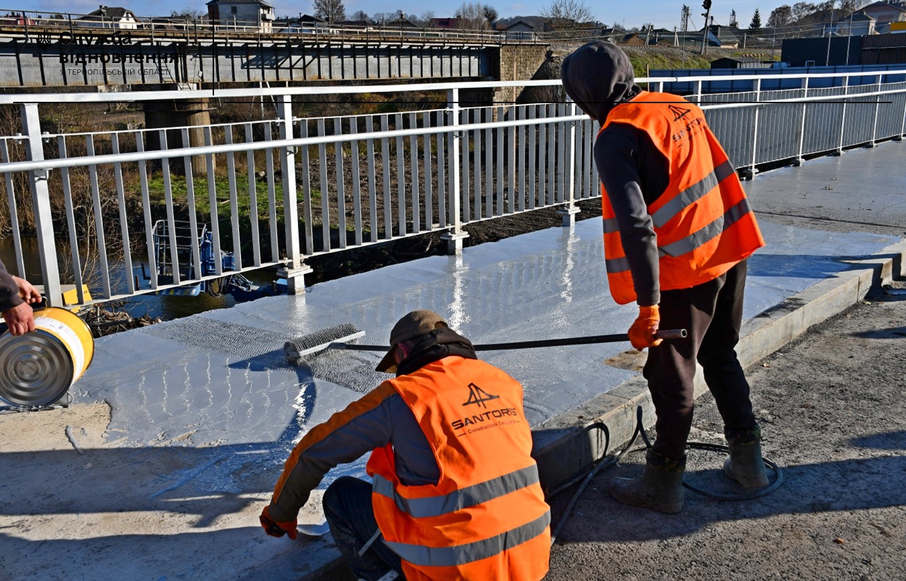 Новини Тернополя - фото з Заасфальтували міст у Теребовлі: коли планують відкрити його для транспорту (пресслужба Служби відновлення) На зображенні може бути: 3 людини