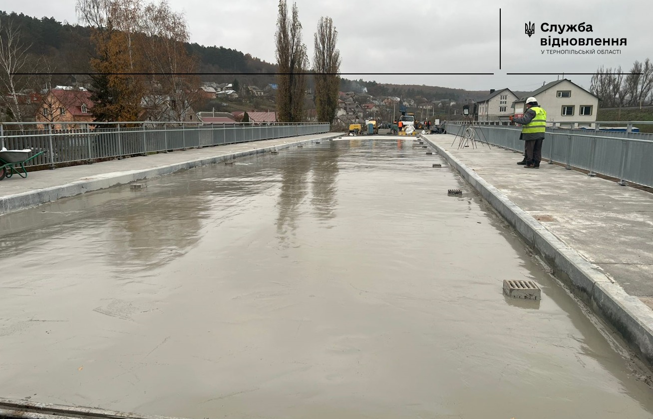 Новини Тернополя - фото з Заасфальтували міст у Теребовлі: коли планують відкрити його для транспорту (пресслужба Служби відновлення) На зображенні може бути: 1 особа та текст