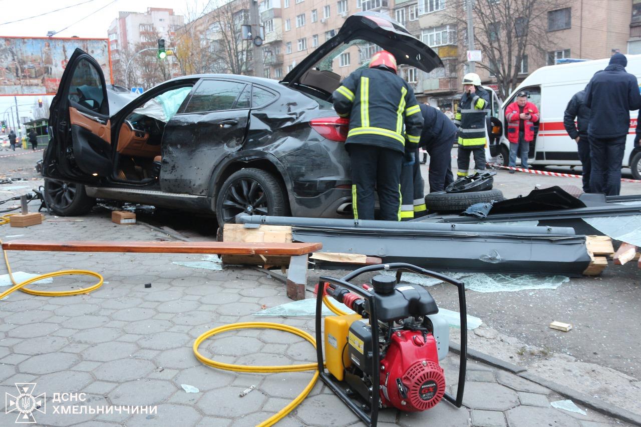 На зображенні може бути: 5 людей, автомобіль та текст