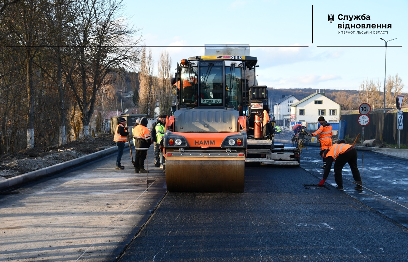 Новини Тернополя - фото з Заасфальтували міст у Теребовлі: коли планують відкрити його для транспорту (пресслужба Служби відновлення) На зображенні може бути: 10 людей, снігоочисник, потяг, залізниця та текст