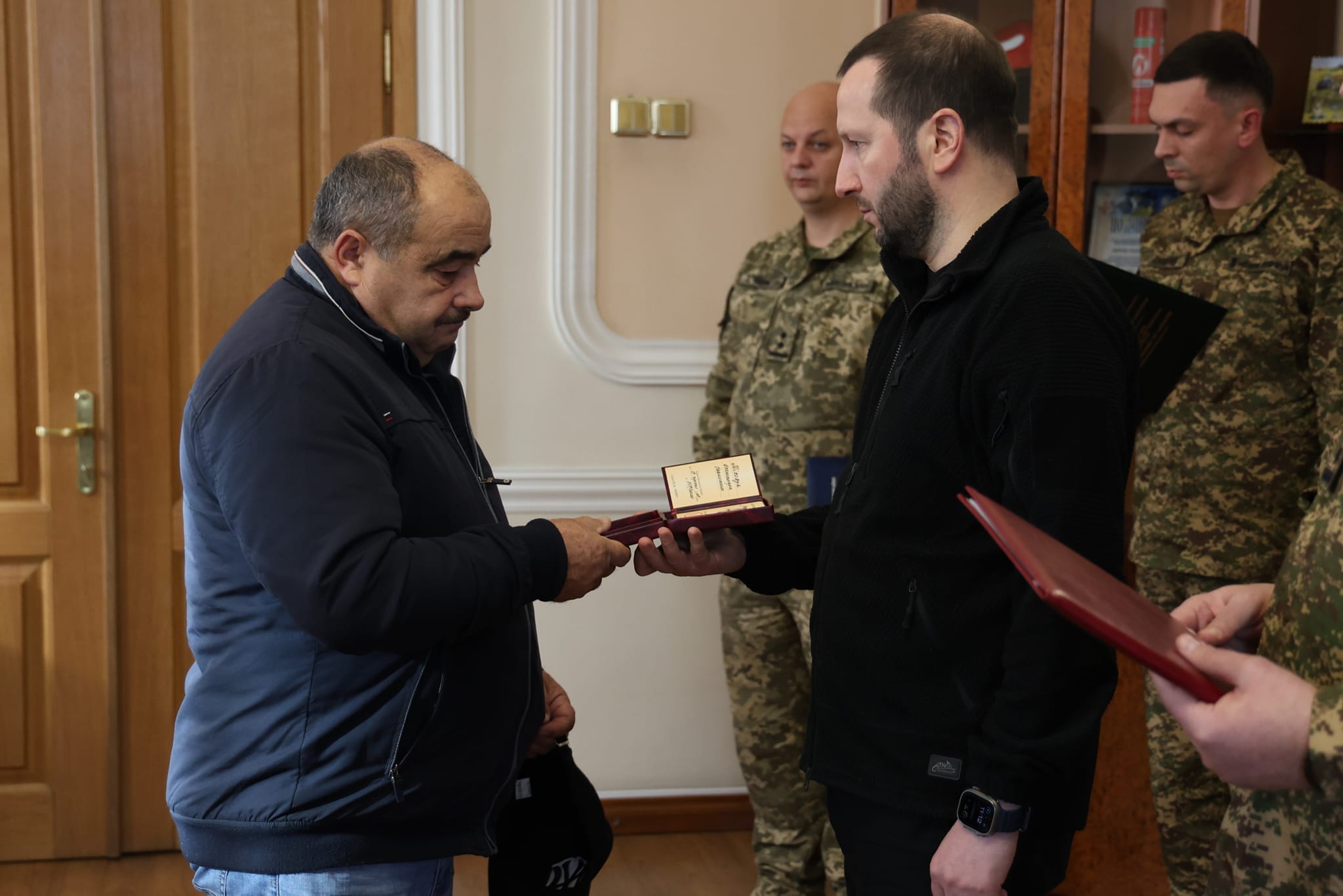 Новини Хмельницького - фото з Військових з Хмельниччини посмертно нагородили орденами Возможно, это изображение 4 человека и текст