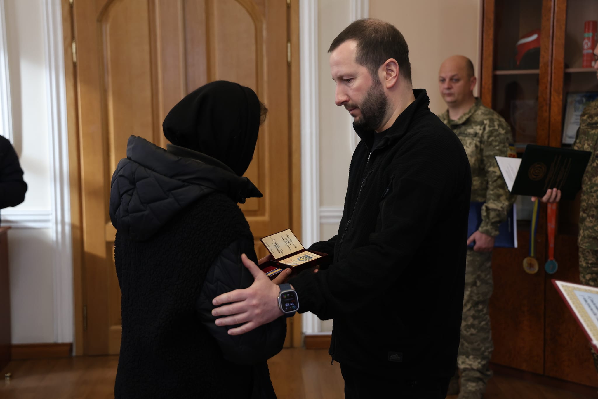 Новини Хмельницького - фото з Військових з Хмельниччини посмертно нагородили орденами Возможно, это изображение 3 человека