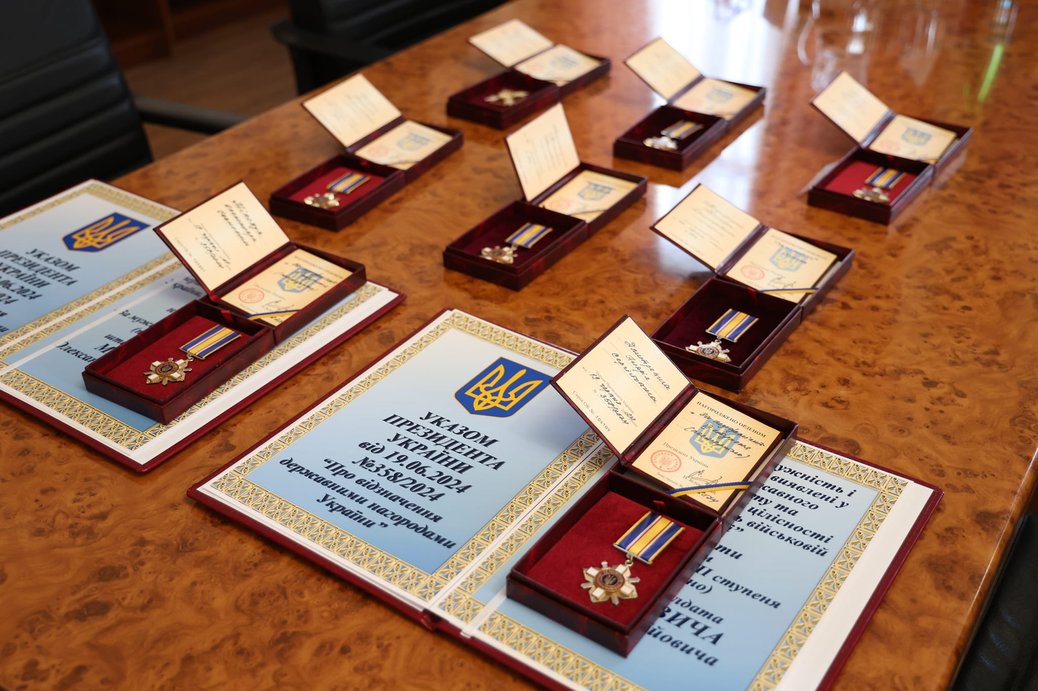 Новини Хмельницького - фото з Військових з Хмельниччини посмертно нагородили орденами Возможно, это изображение картонный пакетик со спичками, книга и текст