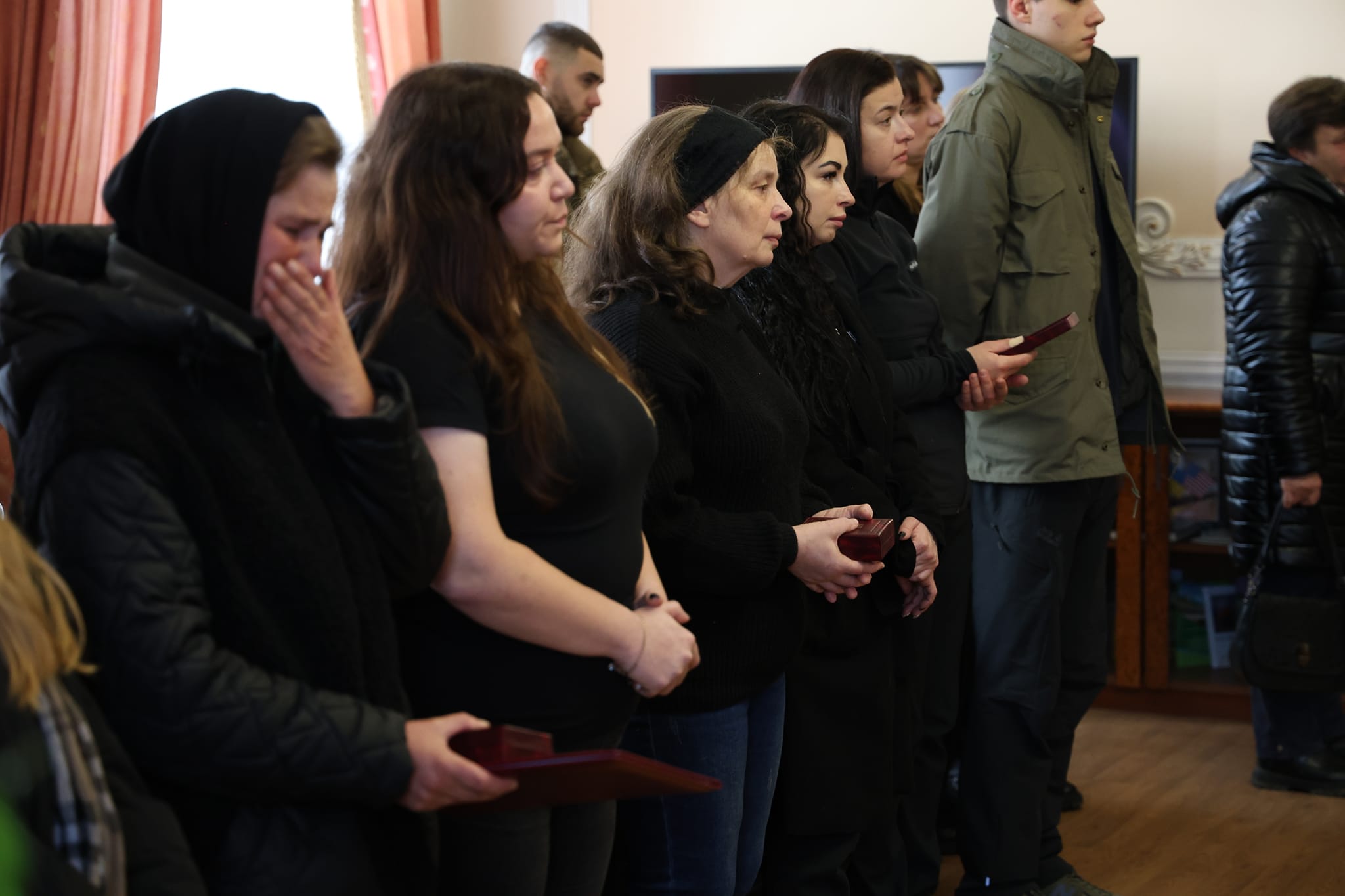 Новини Хмельницького - фото з Військових з Хмельниччини посмертно нагородили орденами Возможно, это изображение 5 человек