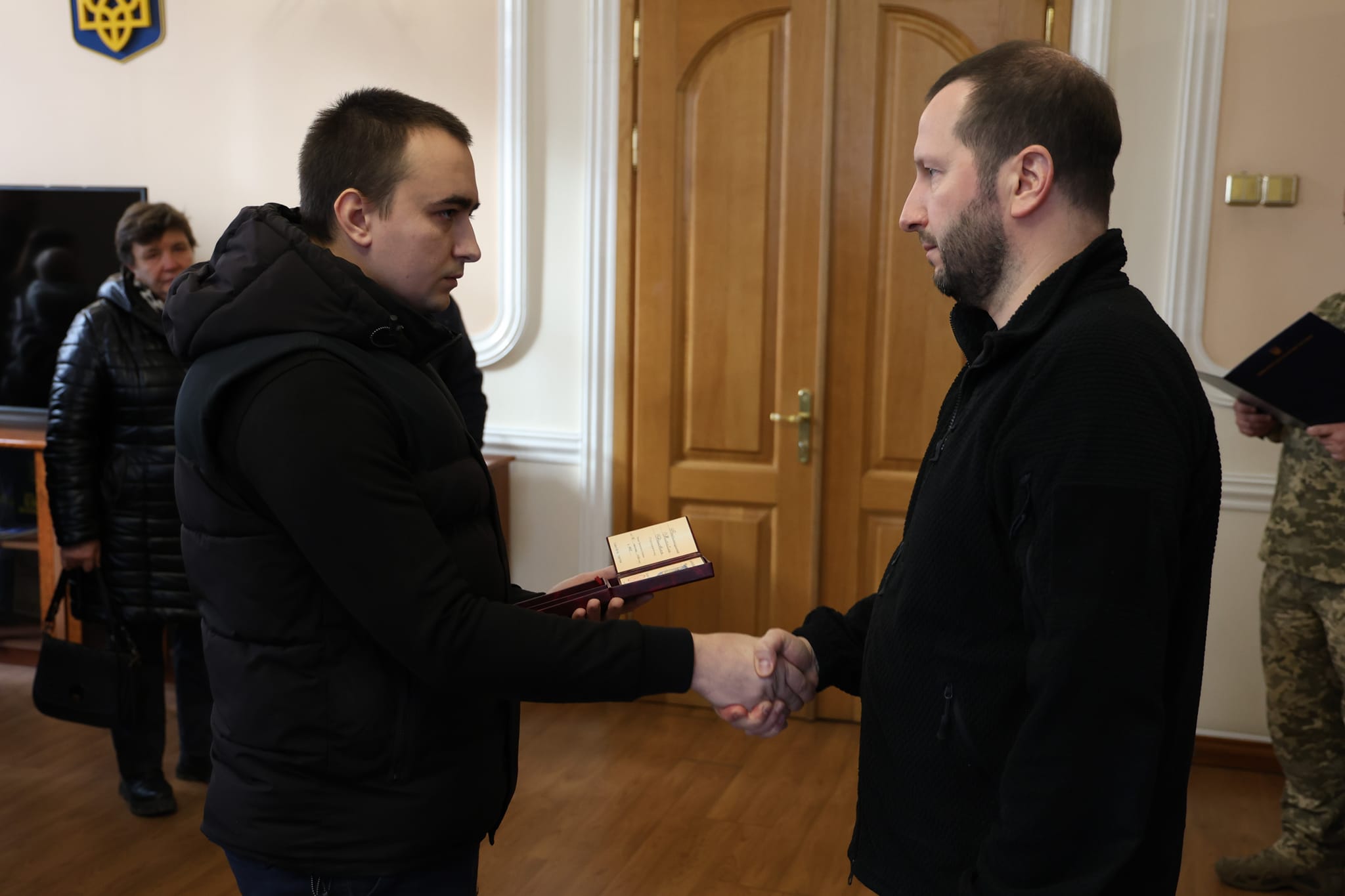 Новини Хмельницького - фото з Військових з Хмельниччини посмертно нагородили орденами Возможно, это изображение 4 человека