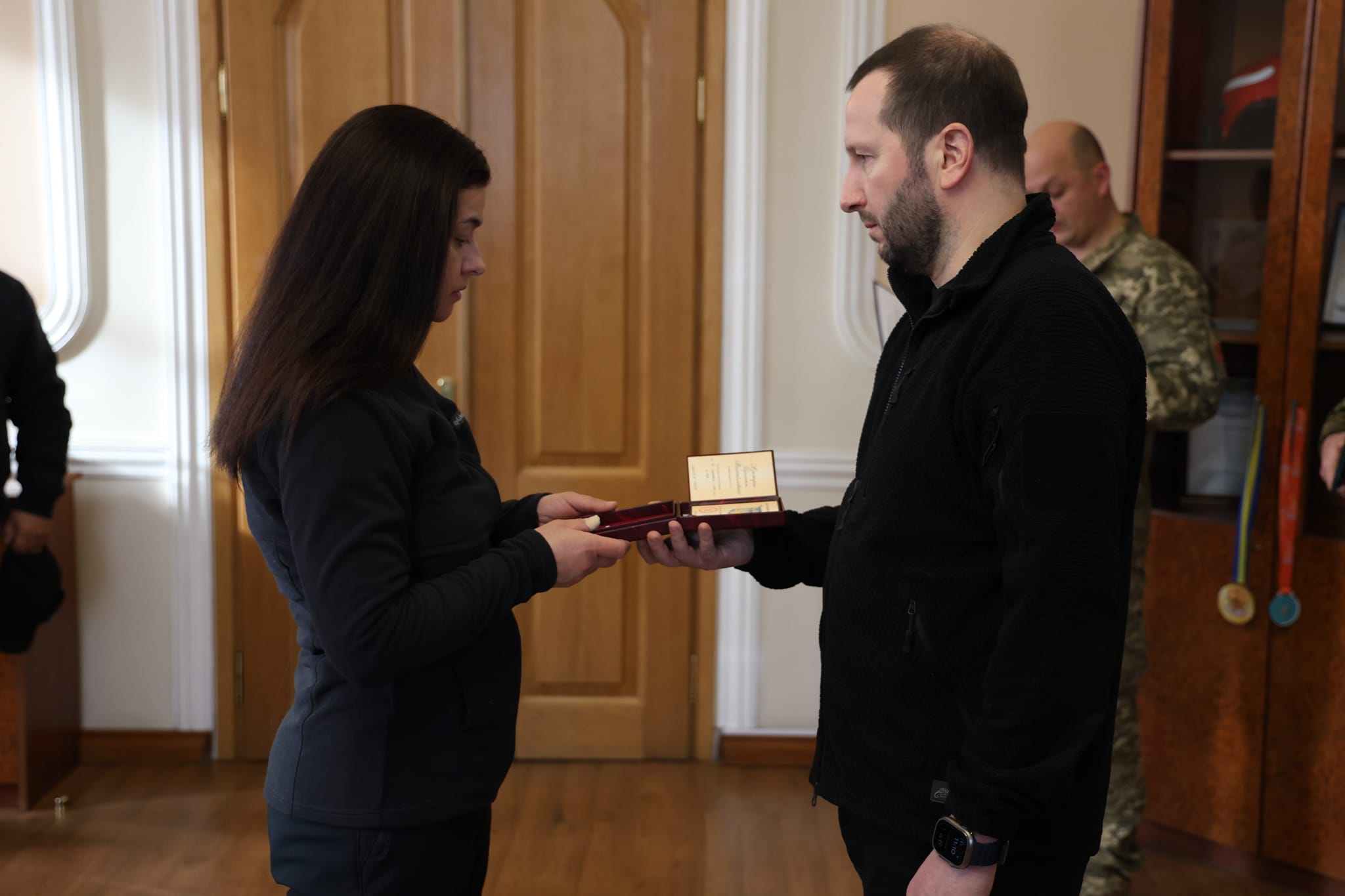 Новини Хмельницького - фото з Військових з Хмельниччини посмертно нагородили орденами Возможно, это изображение 4 человека