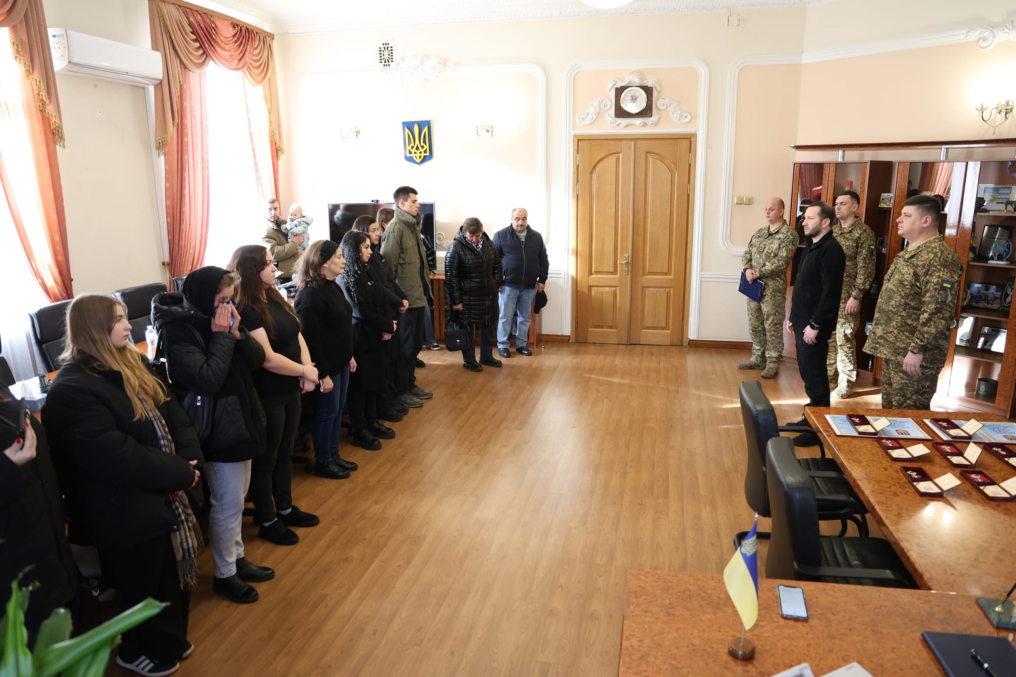 Новини Хмельницького - фото з Військових з Хмельниччини посмертно нагородили орденами Возможно, это изображение 11 человек