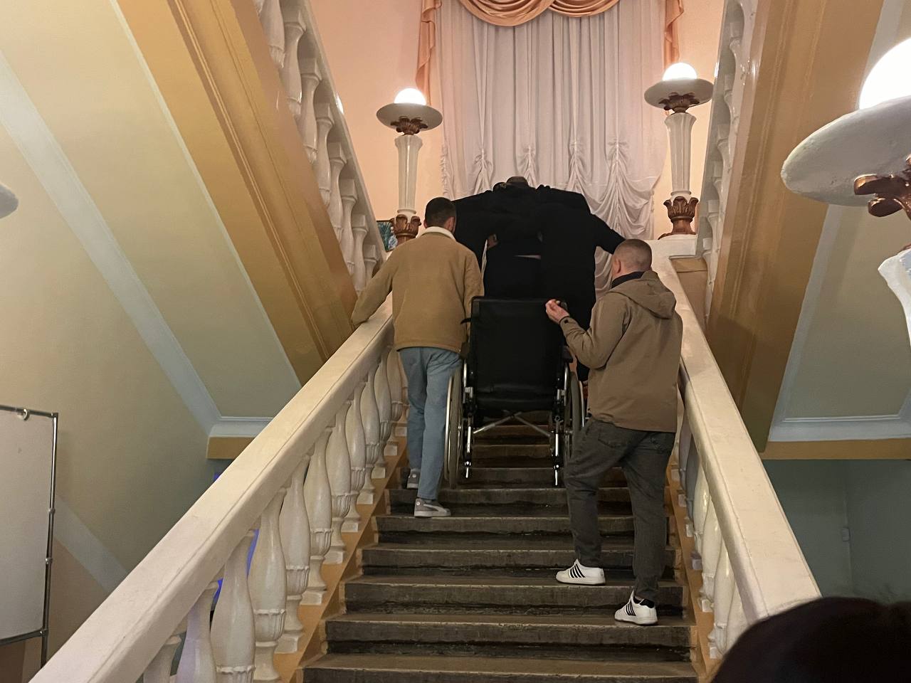 Новини Тернополя - фото з «Перемога» — не для людей з інвалідністю? «20 хвилин» перевірили культурний заклад на доступність