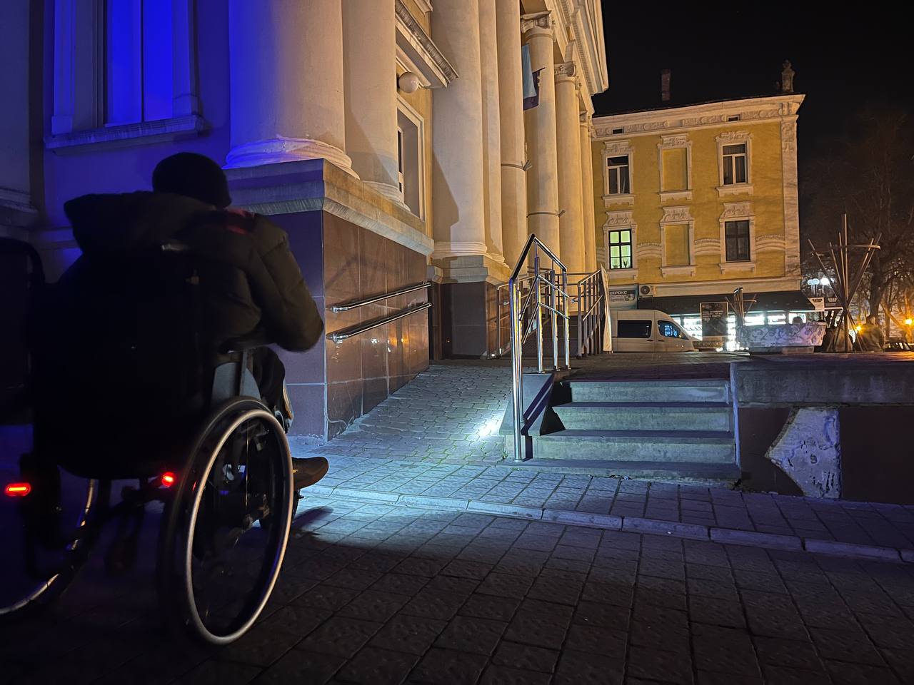 Новини Тернополя - фото з «Перемога» — не для людей з інвалідністю? «20 хвилин» перевірили культурний заклад на доступність