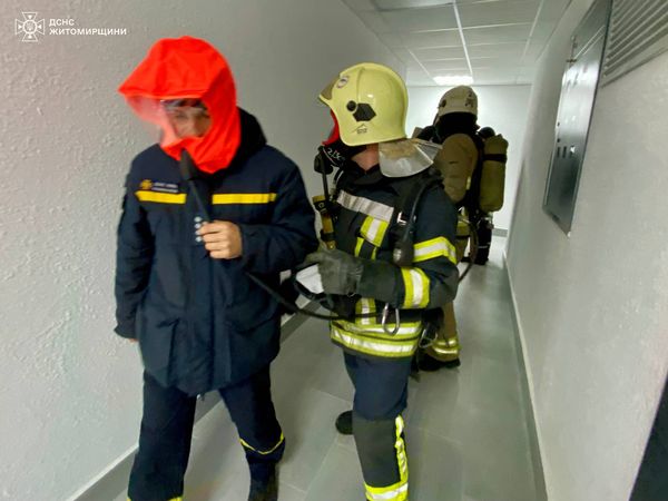 Новини Житомира - фото з У Житомирі рятувальники провели навчання по ліквідації пожежі в багатоповерхівці