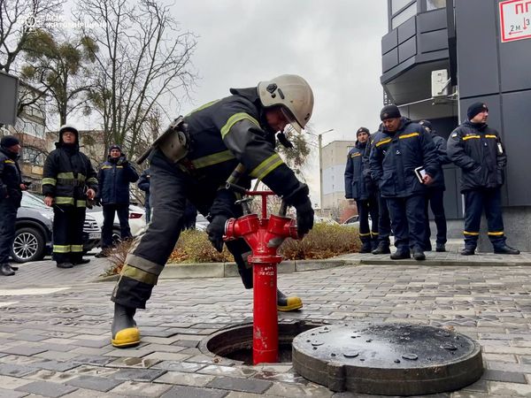 Новини Житомира - фото з У Житомирі рятувальники провели навчання по ліквідації пожежі в багатоповерхівці