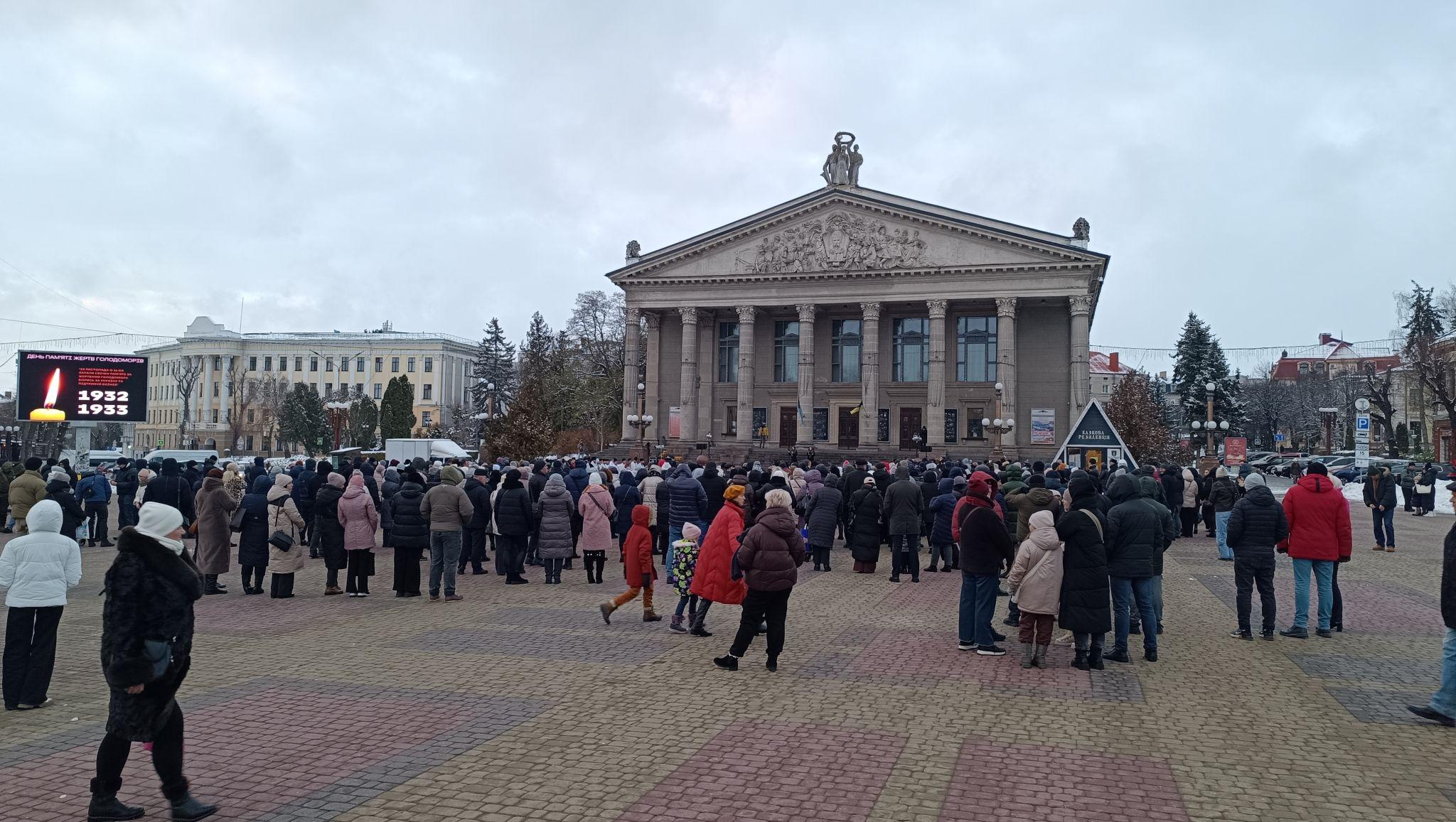 Новини Тернополя - фото з Жертв голодоморів вшанували хвилиною мовчання і молитвою